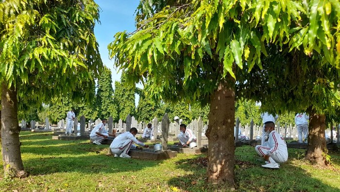 Unhan dan Kemensos Bebersih TMP Kalibata