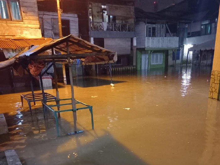 Wilayah Kampung Aur, Medan, kembali direndam banjir. Ketinggian banjir mencapai satu meter.

Banjir. Ketinggiannya sepinggang, sekitar satu meter, kata seorang warga bernama Henry kepada wartawan, Sabtu (30/10).