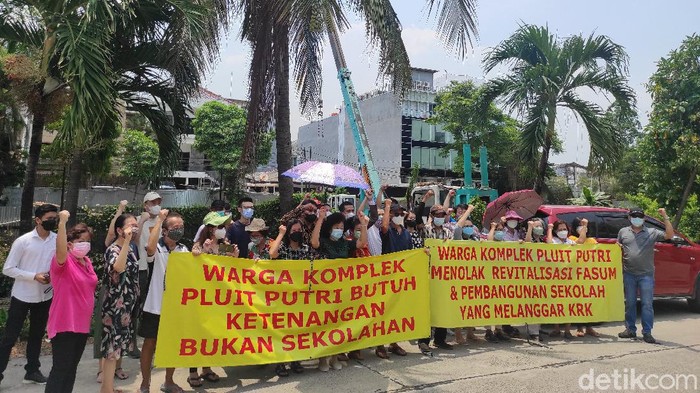 Warga Pluit Putri protes dengan pembangunan sekolah swasta di ruang terbuka hijau (RTH)
