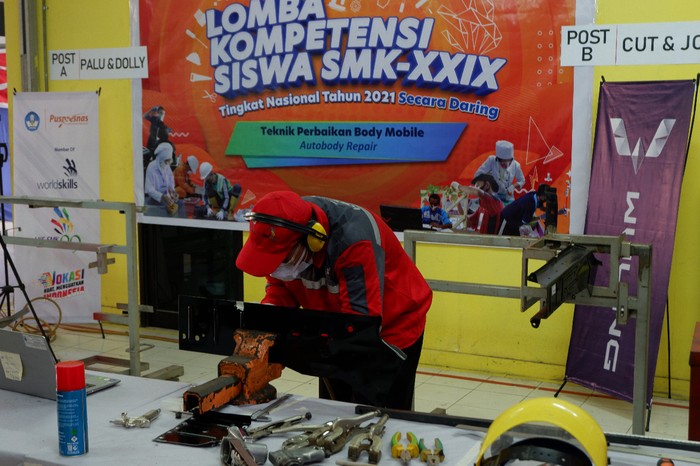 Wuling uji siswa SMK Permak Bodi mobil.
