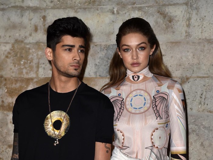 Zayn Malik dan Gigi Hadid PARIS, FRANCE - OCTOBER 02: Zayn Malik and Gigi Hadid attend the Givenchy show as part of the Paris Fashion Week Womenswear Spring/Summer 2017 on October 2, 2016 in Paris, France. (Photo by Pascal Le Segretain/Getty Images)