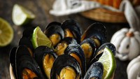 Kerang hijau pun bisa dibuat menyerupai topeng Scream yang menyeramkan. Makanan Halloween ini terbilang yang seram tapi lucu menggemaskan. Foto: Instagram @etn.co_mam