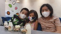 Sheila mengajak ketiga anaknya makan di kafe sereal. Lewat foto ini ia berharap semua anaknya bakal kompak selamanya.