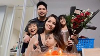 Ulang tahun ke-32, Sheila dapat kejutan manis dari anak-anak dan suaminya. Ia pun mengabadikan momen tiup lilin kue ulang tahun bersama.