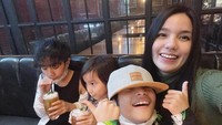 Nongkrong di kafe bersama anak-anaknya jadi cara Sheila untuk berbahagia. Tahun ini lengkap anak-anakku, kebahagiaanku, rencana Tuhan sudah pasti yang TERBAIK, tulisnya.