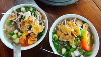 Soto berkuah bening ini dilengkapi dengan topping bawang putih goreng yang melimpah. Pendamping aneka satepun membuat soto Semarang yang dicicipi Sheila lebih enak.