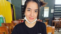 Mantan aktris ini terlihat lebih bahagia. Tinggal di Semarang, Sheila akhirnya berhasil menemukan racikan soto yang cocok untuk seleranya.