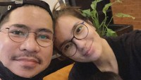 Rumah tangga mereka tak lepas dari cobaan. Sheila bercerita pernah hidup di kontrakan dan penghasilan sang suami hanya Rp 2 juta sebulan. Beruntung mereka berhasil melalui masa sulit tersebut dan kini jadi pasangan yang lebih kompak.