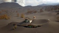 Sebuah rumah tertutup abu dari gunung berapi yang terus meletus di pulau Canary La Palma, Spanyol, Sabtu (30/10/2021).