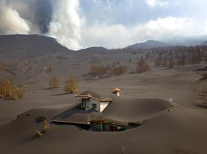 Abu Gunung Berapi Spanyol Tenggelamkan Rumah Warga