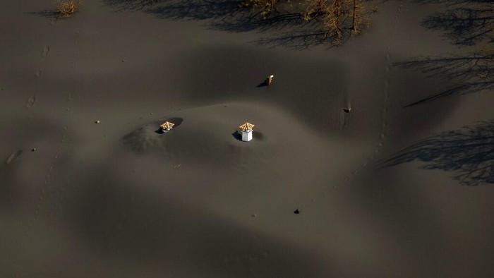 Abu Vulkanik Gunung Berapi Spanyol Tenggelamkan Rumah Warga A house is covered by ash from a volcano as it continues to erupt on the Canary island of La Palma, Spain, Saturday, Oct. 30, 2021. An erupting volcano in the Spanish island of La Palma continued to emit vast amounts of magma, gases and ash on Saturday, after days of intense seismic activity and more than five weeks since it erupted. (AP Photo/Emilio Morenatti)