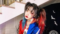 Giselle tampil badass sebagai Harley Quinn. Foto: (dok. Twitter @SMTOWNGLOBAL)