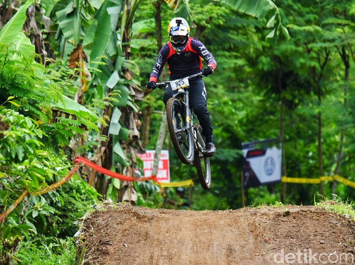 Hujan deras membuat final Banyuwangi Ijen Geopark Downhill 2021 semakin seru. Pembalap harus ektra hati-hati, karena selain lintasan basah dan licin, juga harus menaklukkan rute yang sulit.