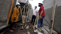 Anna Maria, Head of Community Investment and Financial Literacy Prudential Indonesia dan Abraham Tulung, GM - Corporate, GFN, & HNI Habitat for Humanity Indonesia sedang berbincang di depan rumah milik Ibu Siti (25 tahun), salah satu warga Desa Mauk, Tangerang, yang menerima bantuan dalam bentuk renovasi rumah.
