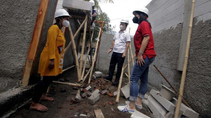 Sejumlah Lansia, keluarga prasejahtera  dan penyandang disabilitas mendapat bantuan bedah rumah. Mereka pun senang dengan bantuan ini.