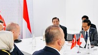Saya menantikan kunjungan Yang Mulia ke Indonesia sekitar bulan Januari atau Februari 2022. Saya yakin kunjungan Yang Mulia akan makin mempererat hubungan Indonesia-Turki. Kita tugaskan Menteri Luar Negeri kedua negara untuk mempersiapkan kunjungan dengan baik, kata Jokowi. Foto: (Laily Rachev - Biro Pers Sekretariat Presiden)