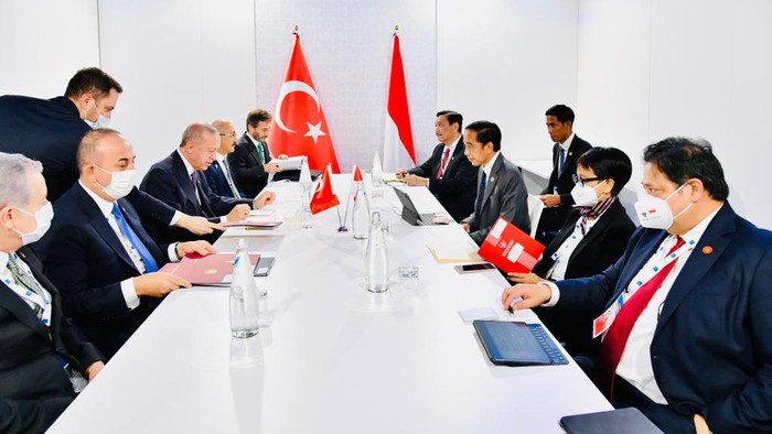 Di sela-sela rangkaian acara KTT G20 yang digelar di La Nuvola, Roma, Italia, Presiden Joko Widodo (Jokowi) menggelar pertemuan bilateral dengan Presiden Turki Recep Tayyip Erdogan. Kedua Presiden membahas sejumlah hal, antara lain rencana kunjungan Erdogan ke Indonesia.