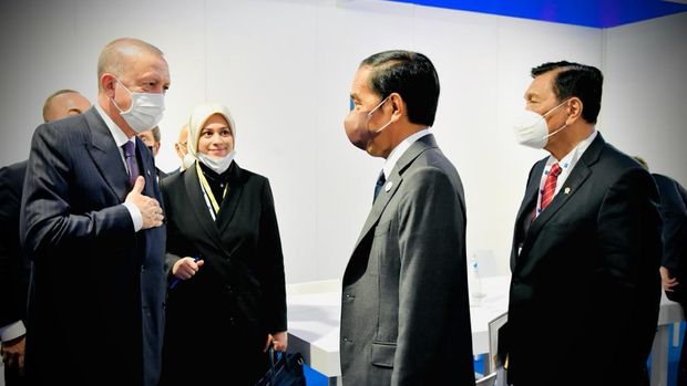 Di sela-sela rangkaian acara KTT G20 yang digelar di La Nuvola, Roma, Italia, Presiden Joko Widodo (Jokowi) menggelar pertemuan bilateral dengan Presiden Turki Recep Tayyip Erdogan. Kedua Presiden membahas sejumlah hal, antara lain rencana kunjungan Erdogan ke Indonesia.