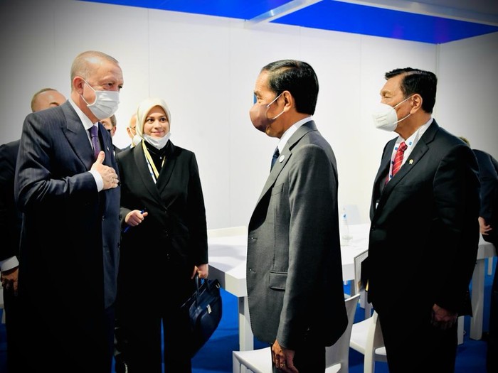 Di sela-sela rangkaian acara KTT G20 yang digelar di La Nuvola, Roma, Italia, Presiden Joko Widodo (Jokowi) menggelar pertemuan bilateral dengan Presiden Turki Recep Tayyip Erdogan. Kedua Presiden membahas sejumlah hal, antara lain rencana kunjungan Erdogan ke Indonesia.