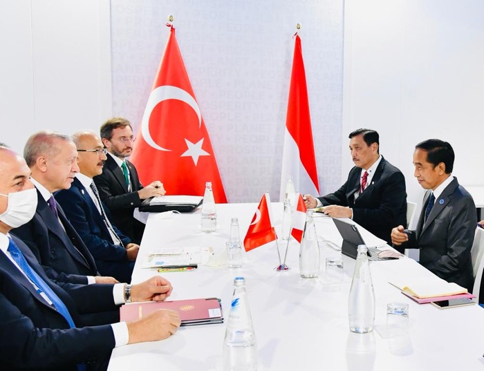 Di sela-sela rangkaian acara KTT G20 yang digelar di La Nuvola, Roma, Italia, Presiden Joko Widodo (Jokowi) menggelar pertemuan bilateral dengan Presiden Turki Recep Tayyip Erdogan. Kedua Presiden membahas sejumlah hal, antara lain rencana kunjungan Erdogan ke Indonesia.