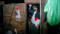 Bobby mengecek warga terdampak angin puting beliung itu pada Minggu (31/10) dini hari tadi. Bobby mengatakan sejak pukul 20.00 WIB terjadi hujan deras di sejumlah wilayah Medan dan sekitarnya.