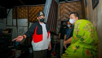 Bobby yang tampak menggunakan jaket berwarna hitam, merah dan putih itu kemudian menanyakan kondisi warga. Dia mengatakan warga terdampak mengungsi ke rumah tetangganya.