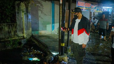 Basah! Potret Bobby Hujan-hujanan Cek Korban Puting Beliung