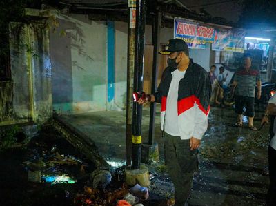 Basah! Potret Bobby Hujan-hujanan Cek Korban Puting Beliung