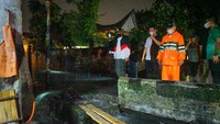 Bobby juga memerintahkan BPBD Kota Medan untuk segera menyalurkan bantuan. Malam itu juga diantar bantuan berupa matras atau tikar dan selimut.