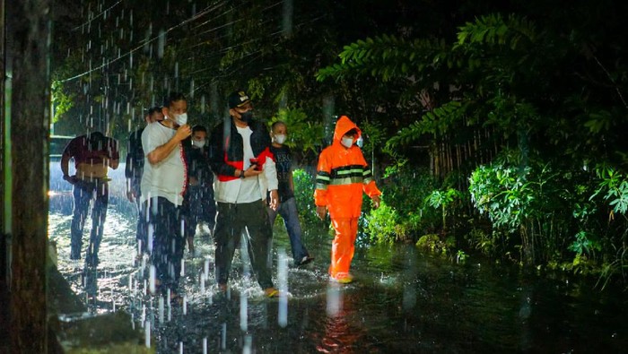 Bobby Nasution cek korban puting beliung di Medan Bobby Nasution cek korban puting beliung di Medan