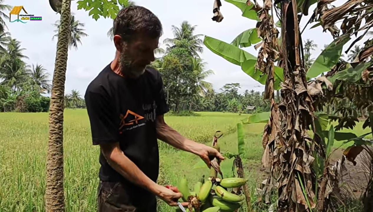 Tinggal di Pangandaran, Bule Kanada Ini Punya Kebun dan Sawah Luas