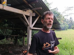 Tinggal di Pangandaran, Bule Kanada Ini Punya Kebun dan Sawah Luas