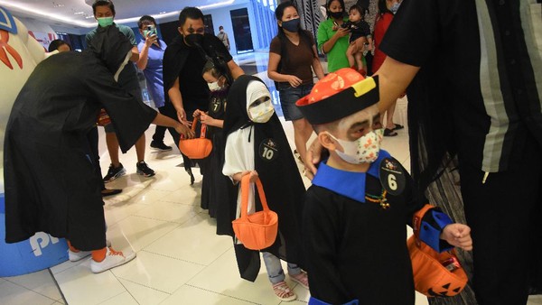 Peserta parade kostum Halloween berkeliling pusat belanja Neo Soho Mall di Jakarta, Sabtu (30/10/2021).  