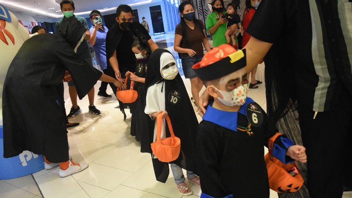 Cosplayer Halloween Wara-wiri di Pusat Belanja Peserta mengikuti parade kostum Halloween di pusat belanja Neo Soho Mall, Jakarta, Sabtu (30/10/2021). Parade kostum bernuansa horor tersebut digelar dalam rangka memeriahkan perayaan Halloween tiap akhir Oktober. ANTARA FOTO/Indrianto Eko Suwarso/rwa.