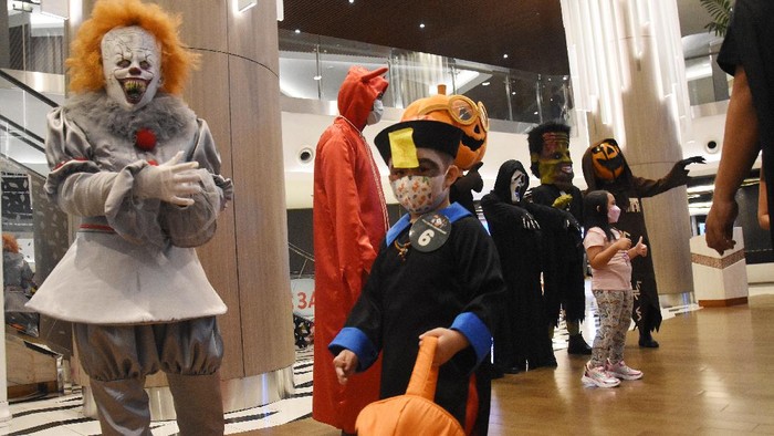Cosplayer Halloween Wara-wiri di Pusat Belanja Peserta mengikuti parade kostum Halloween di pusat belanja Neo Soho Mall, Jakarta, Sabtu (30/10/2021). Parade kostum bernuansa horor tersebut digelar dalam rangka memeriahkan perayaan Halloween tiap akhir Oktober. ANTARA FOTO/Indrianto Eko Suwarso/rwa.