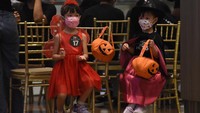 Para cosplayer Halloween ini pun menarik perhatian pengunjung. 