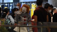 Peserta parade kostum Halloween menyapa pengunjung pusat belanja Neo Soho Mall di Jakarta, Sabtu (30/10/2021). 