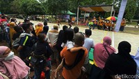 Acara ini ditonton banyak orang, sayangnya mereka kurang memperhatian protokol kesehatan COVID-19.