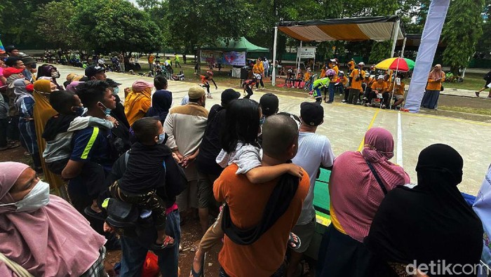 Duh! Warga Bekasi Berkerumun saat Nonton Lomba Sepatu Roda Banyak warga yang mengabaikan protokol kesehatan saat pelonggaran di masa PPKM. Seperti warga Kota Bekasi ini yang berkerumun saat meninton lomba sepatu roda.