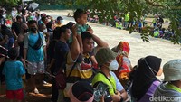 Bahkan sebagian warga tidak memakai masker.