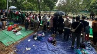 Mereka nekat berkerumun untuk menyaksikan anak atau kerabat mereka bertanding.