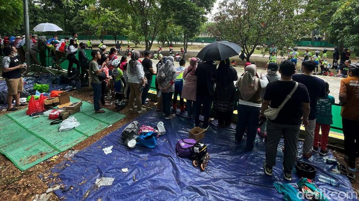 Duh! Warga Bekasi Berkerumun saat Nonton Lomba Sepatu Roda Banyak warga yang mengabaikan protokol kesehatan saat pelonggaran di masa PPKM. Seperti warga Kota Bekasi ini yang berkerumun saat meninton lomba sepatu roda.