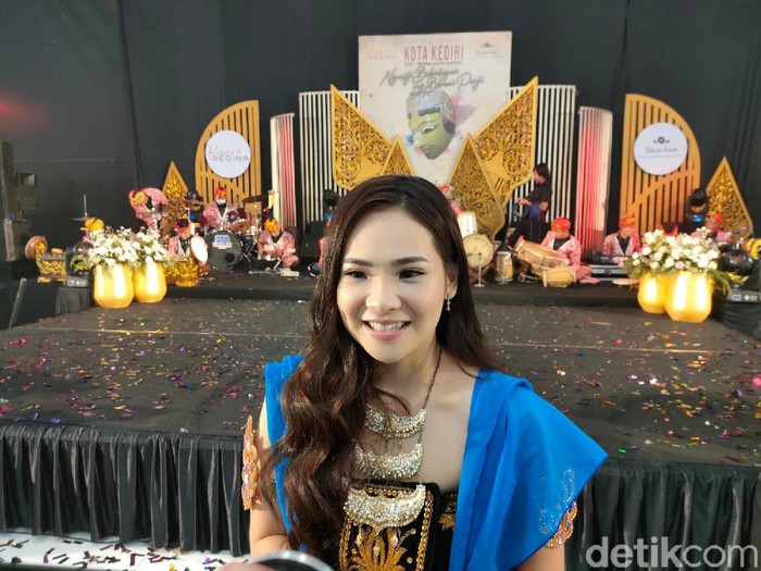 Seorang perempuan muda asal Kediri menggelar festival budaya. Ia sadar pentingnya peran anak muda dalam melestarikan budaya.