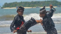 Peserta menampilkan atraksi silek saat Festival Silek on the Sea, di Pantai Kata, Pariaman, Sumatera Barat, Minggu (31/10/2021). 