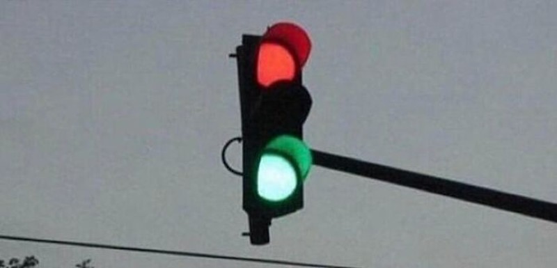 Foto dan meme membingungkan