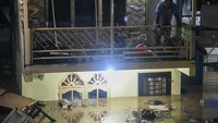 Hujan deras yang mengguyur Kota Medan sejak Sabtu (30/10) malam hingga Minggu (31/10) dinihari mengakibatkan air  Sungai Deli meluap sehingga merendam permukiman warga.