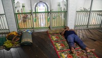 Warga mengungsi di Masjid JamiAur saat banjir melanda kawasan Kampung Aur, Medan Maimun, Kota Medan, Sumatera Utara, Minggu (31/10/2021). 