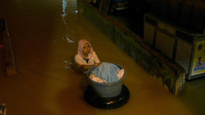Gegara Hujan Sungai Deli Meluap dan Rendam Rumah Warga Medan Warga mengungsi di Masjid Jami'Aur saat banjir melanda kawasan Kampung Aur, Medan Maimun, Kota Medan, Sumatera Utara, Minggu (31/10/2021). Hujan deras yang mengguyur Kota Medan sejak Sabtu (30/10) malam hingga Minggu (31/10) dinihari mengakibatkan air Sungai Deli meluap sehingga merendam permukiman warga dengan ketinggian air mencapai sekitar 1-1,5 meter di kawasan tersebut. ANTARA FOTO/Fransisco Carolio/Lmo/hp.