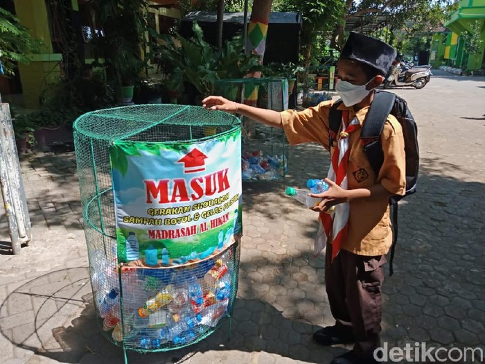 Sebuah pondok pesantren di Jombang mampu mengatasi persoalan sampah plastik yang menjadi pelik di berbagai tempat. Yaitu melalui gerakan santri sedekah sampah.