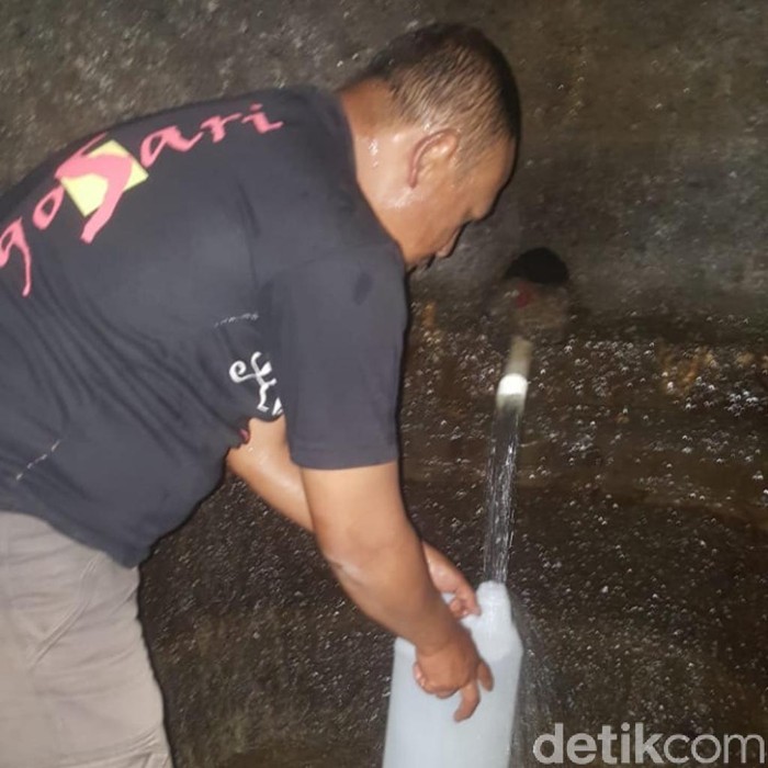 Bukan hanya indah dan cantik, Gua Semar di Dusun Kletak, Desa Ngadirejo, Kecamatan Tutur, Kabupaten Pasuruan, menyimpan cerita-cerita menarik. Gua ini dipercaya sebagai tempat singgah Eyang Semar.